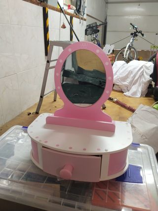 Tocador de juguete rosa con espejo