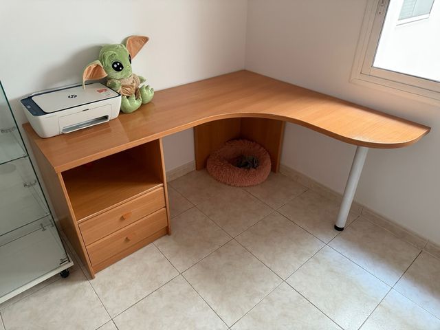 Escritorio de madera y metal