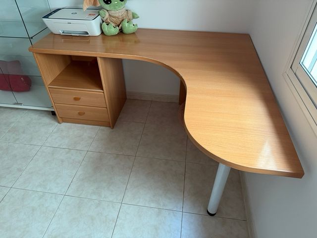 Escritorio de madera y metal