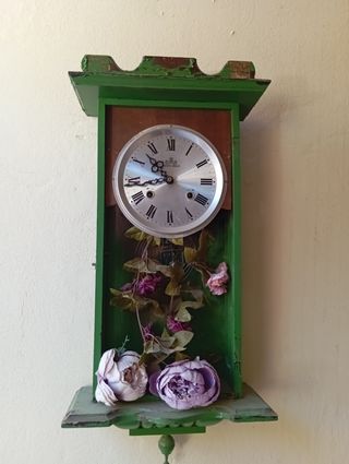 Reloj de pared antiguo decorativo