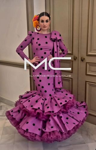 Traje de flamenca morado con lunares negros