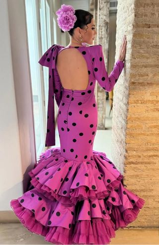 Traje de flamenca morado con lunares negros