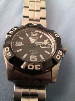 Reloj Seiko 5 Sports Automático 100M, en su caja