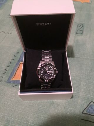 Reloj Seiko 5 Sports Automático 100M, en su caja