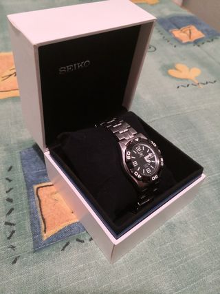 Reloj Seiko 5 Sports Automático 100M, en su caja