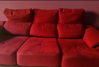 Sofá de tela rojo