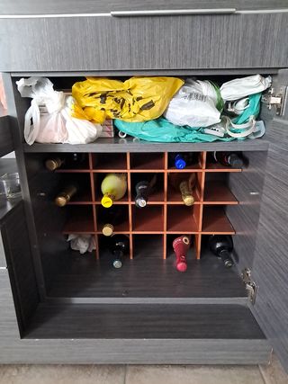 Mueble bar madera color gris ceniza, con botellero