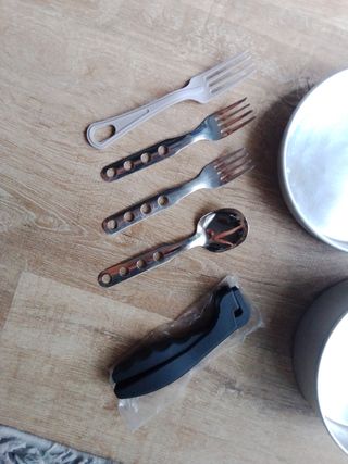 Plato y cubiertos de camping