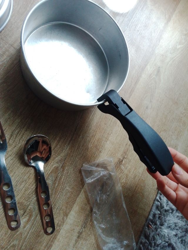 Plato y cubiertos de camping