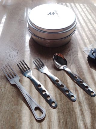 Plato y cubiertos de camping