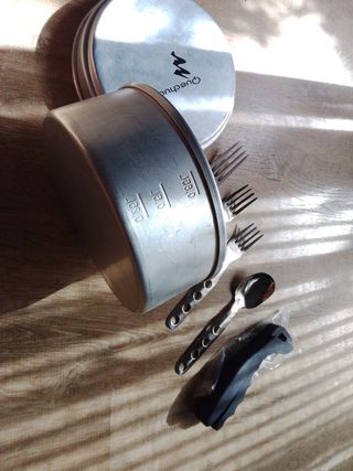 Plato y cubiertos de camping