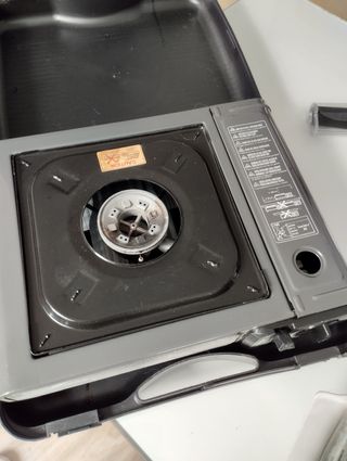 Cocina de gas portátil con su maleta.