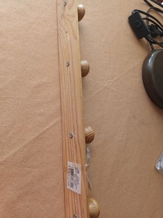 Colgador de madera con 4 pomos