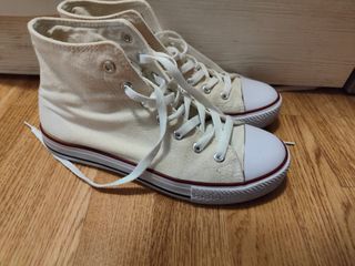 Zapatos tipo Converse crema