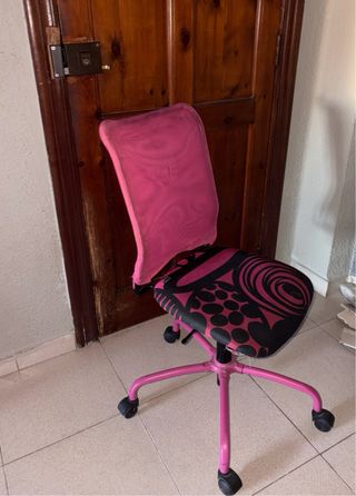 Silla de escritorio rosa con diseño