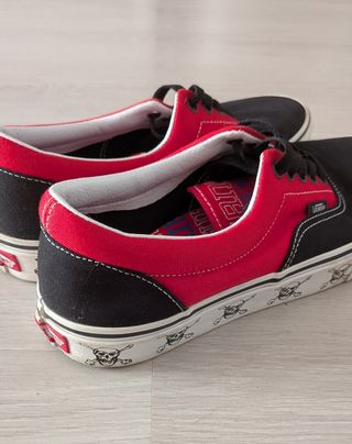 Vans Rojas y Negras con Calaveras