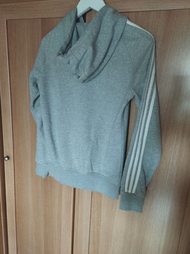 Sudadera Adidas gris con capucha y cremallera