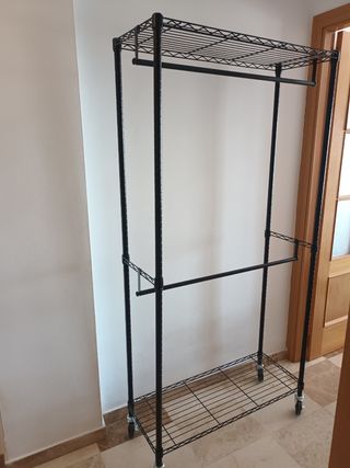 Perchero Metálico Negro con Ruedas