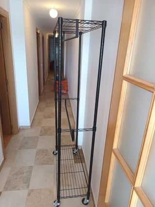 Perchero Metálico Negro con Ruedas