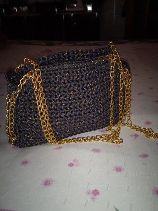 Borsetta nera brillante con catena dorata