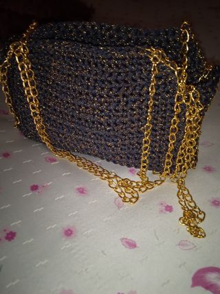 Borsetta nera brillante con catena dorata