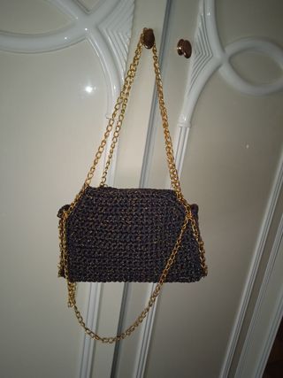 Borsetta nera brillante con catena dorata