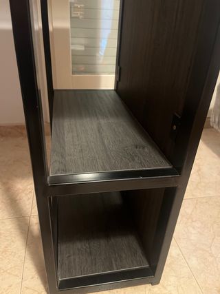 Mesa de trabajo con estantería