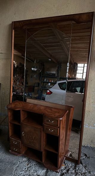 Aparador de madera con espejo