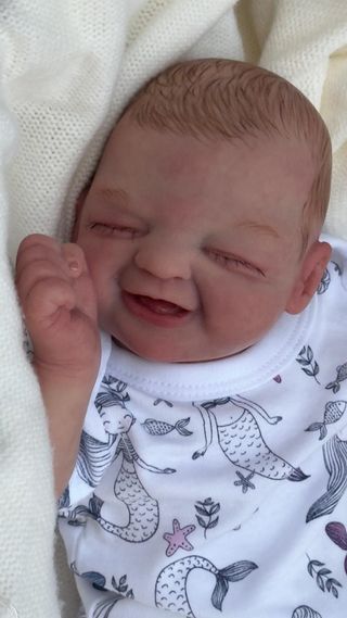 Bebé de vinilo y cuerpo de tela