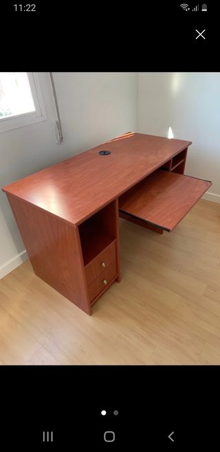 Escritorio de madera con bandeja