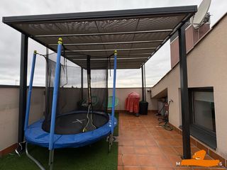 Pérgola Beige y negro