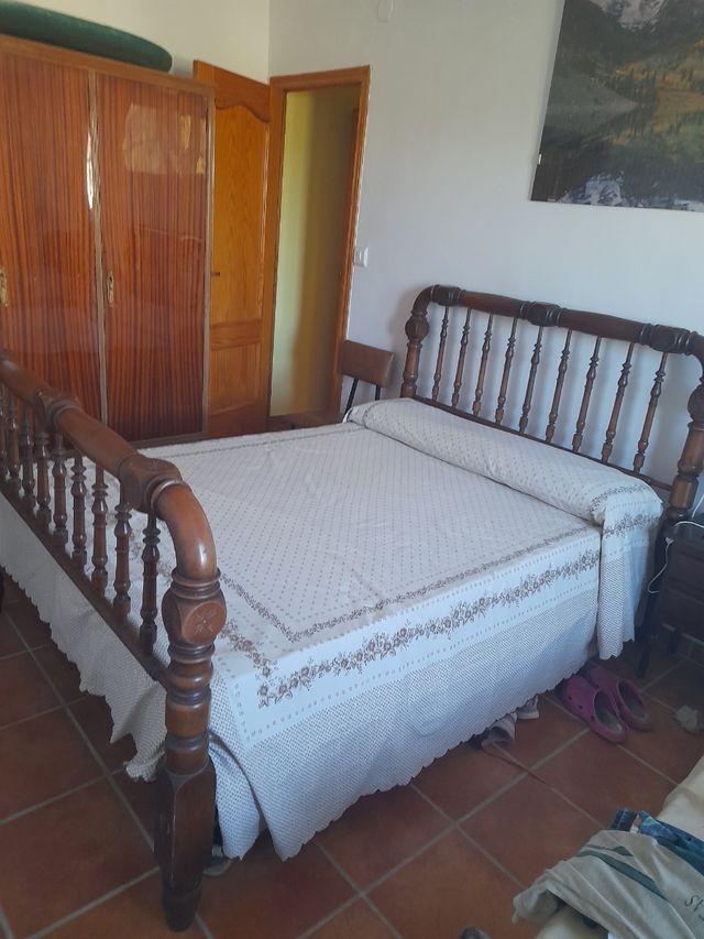 Cama rústica de madera