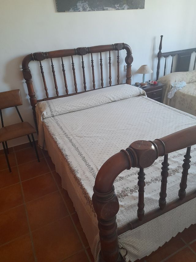 Cama rústica de madera