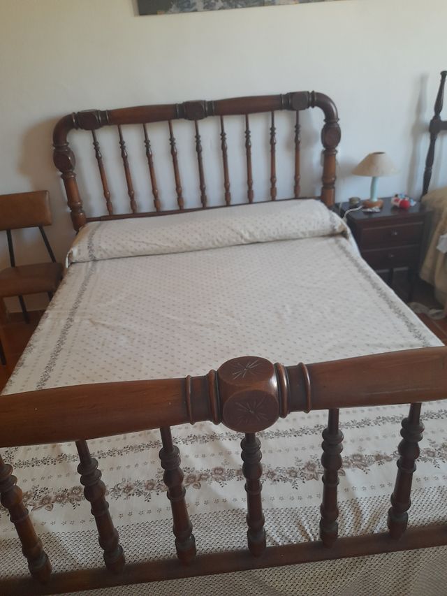 Cama rústica de madera