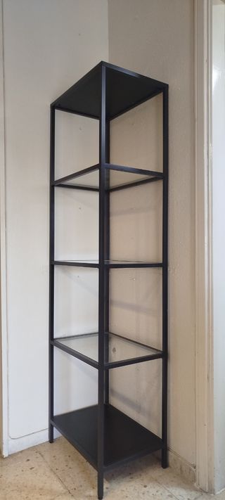 Estantería de hierro y cristal