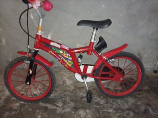 Bicicleta roja Mickey y regalo otra sin sillin