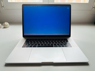 MacBook Pro 15” i7 16GB RAM 256GB SSD Plata