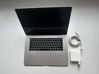 MacBook Pro 15” i7 16GB RAM 256GB SSD Plata