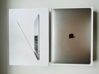 MacBook Pro 15” i7 16GB RAM 256GB SSD Plata
