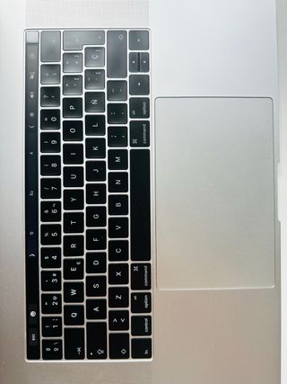 MacBook Pro 15” i7 16GB RAM 256GB SSD Plata