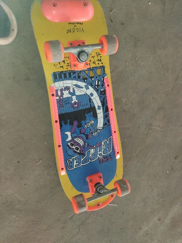 Patineta amarilla con diseño de rana