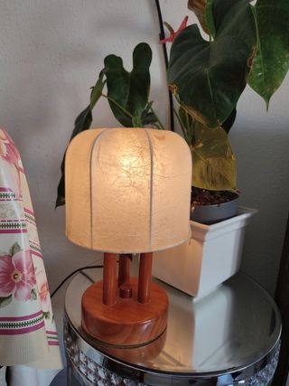 Lámpara moderna de madera y papel