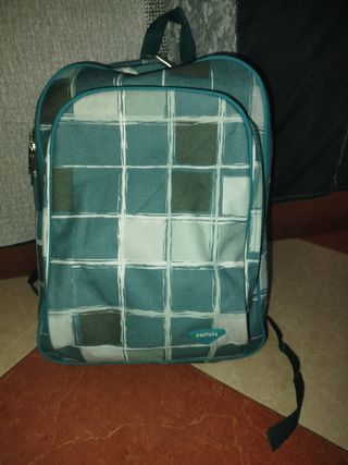 Mochila y estuche escolar a cuadros