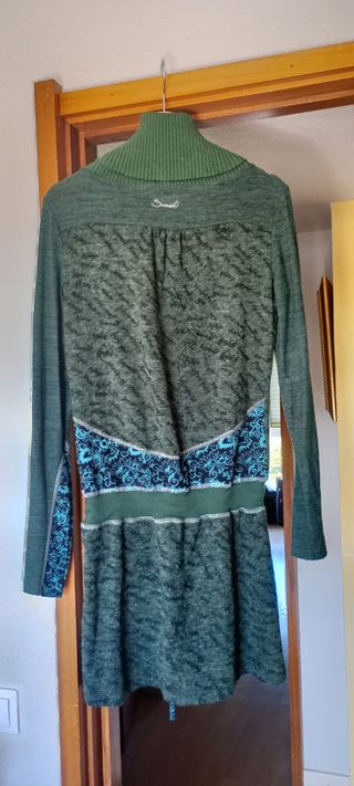 Vestido verde botella cuello alto estampado