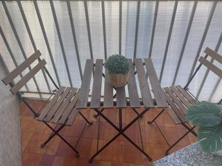 Mesa y sillas balcón
