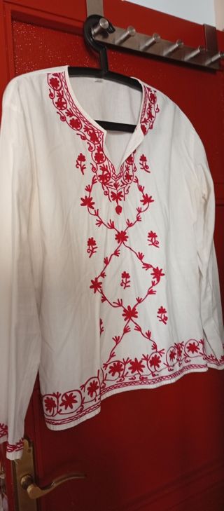Camisa blanca bordada roja mujer