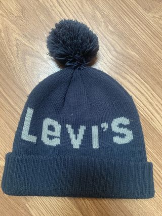 Cappello Levi's blu con pompon