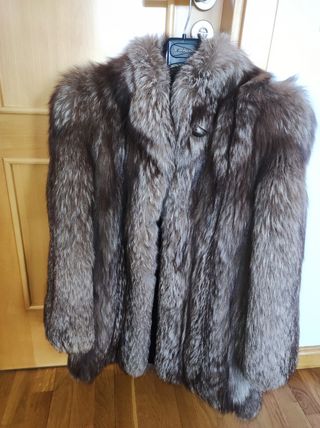 Abrigo de piel natural.