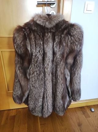 Abrigo de piel natural.
