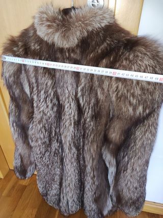 Abrigo de piel natural.
